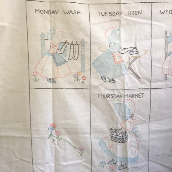 Hand embroidered days of the week wall decoration - Picture 3 of 6